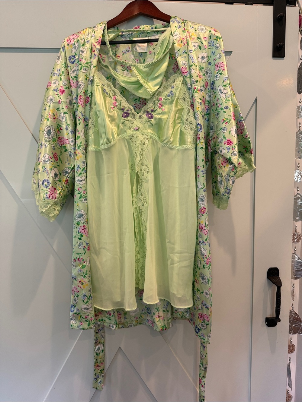 VTG Secret Treasures Light Green Floral Satin Camisole and Robe Set
